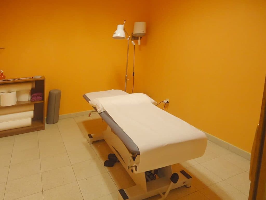 Sala de tratamientos de fisioterapia en En Boas Mans, Neda